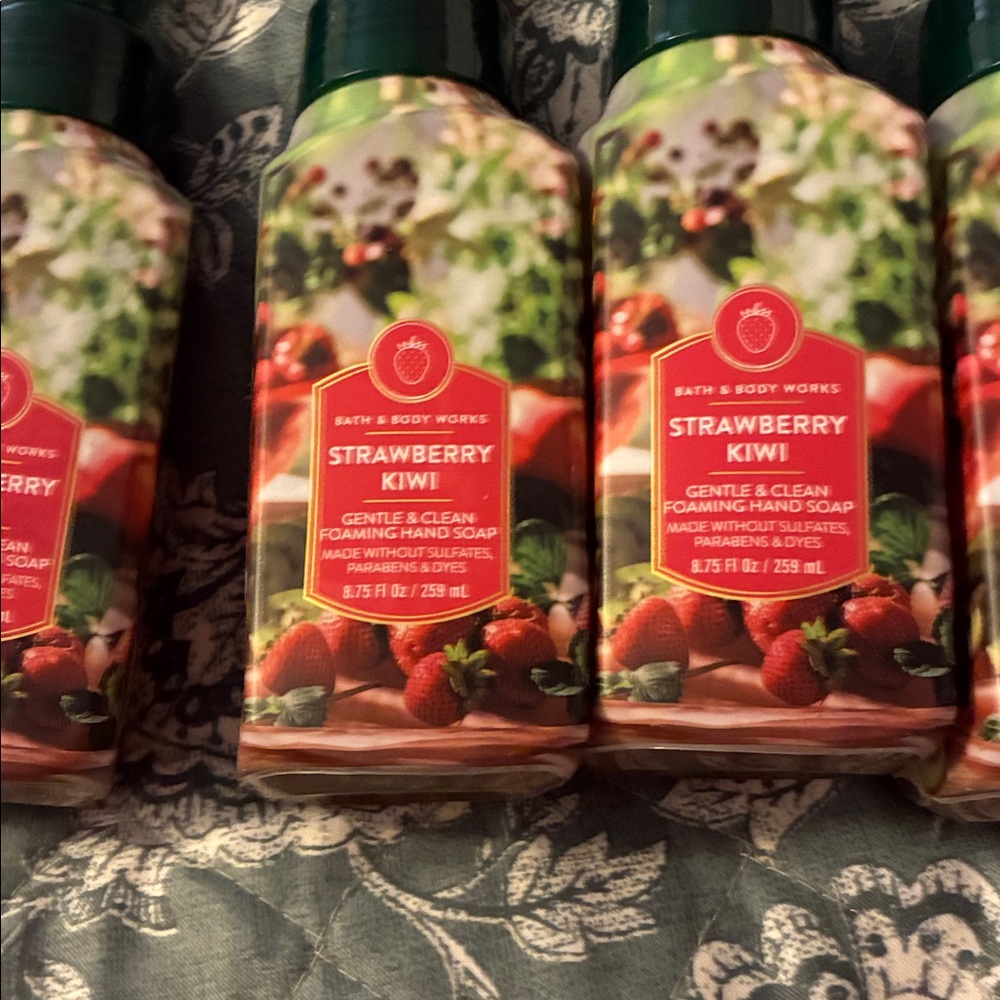 Bath & Body Works Strawberry Kiwi Foaming Hand Soap (4) - Picture 4 of 5